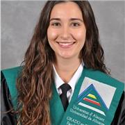 Profesora titulada imparte clases a niños de 6 a 12 años